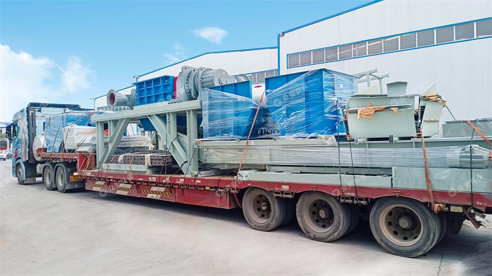 新疆萬噸級風(fēng)電葉片資源化預(yù)處理產(chǎn)線發(fā)貨.jpg